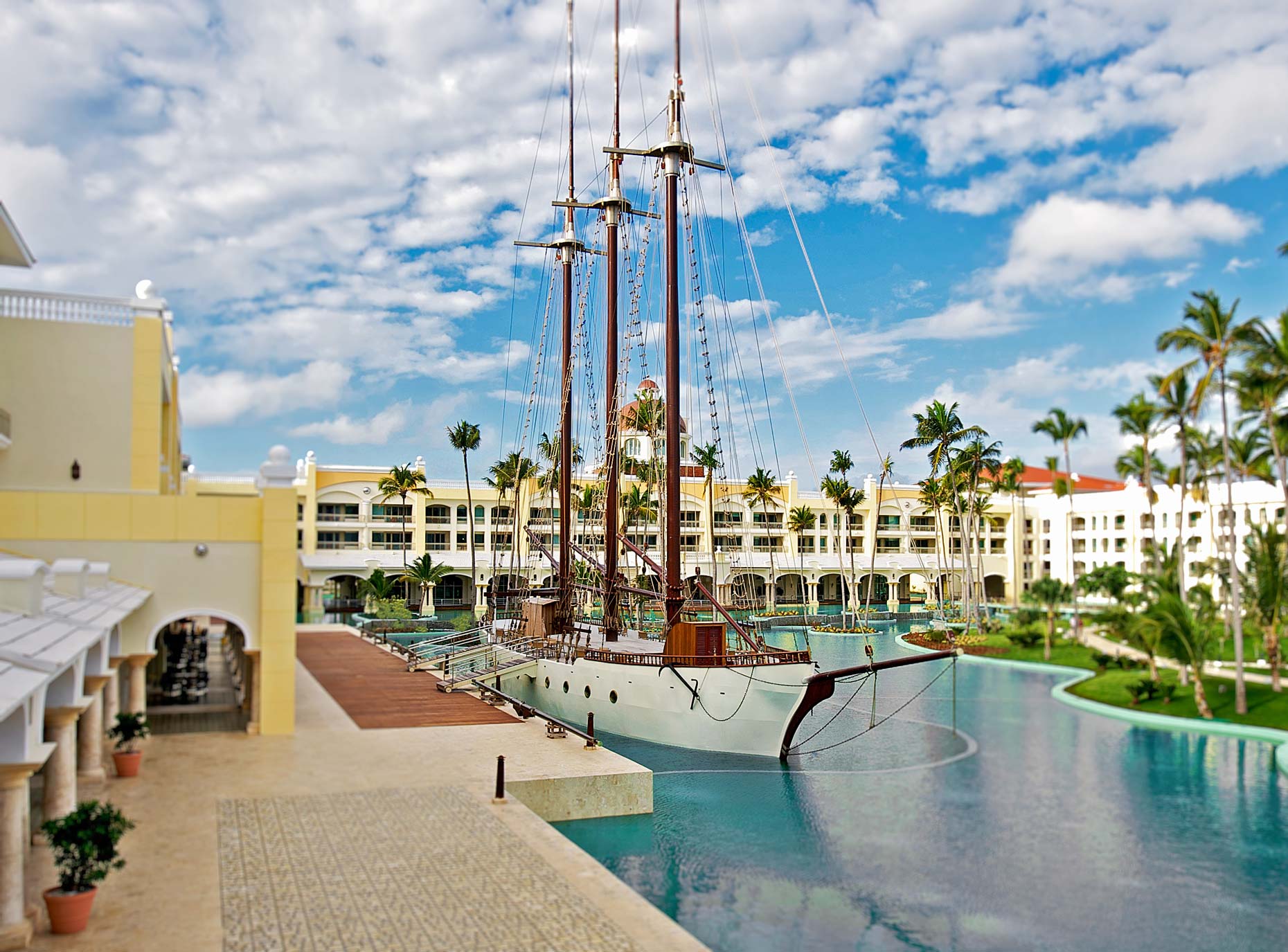 01_Exterior-Architecture_Grand-Bavaro-17_Blue-Water-jpg.jpg